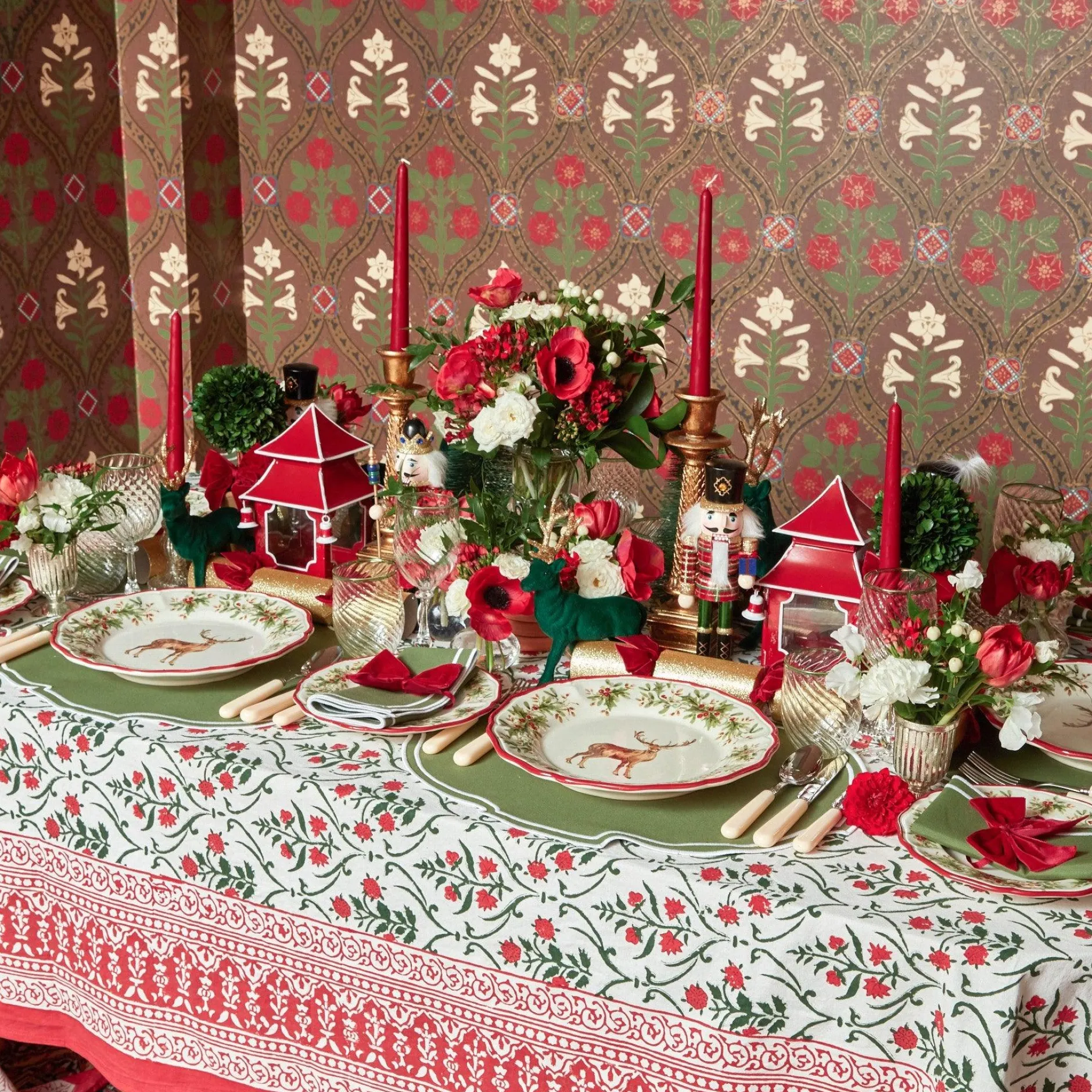 Online Mrs. Alice Christmas Garland Tablecloth