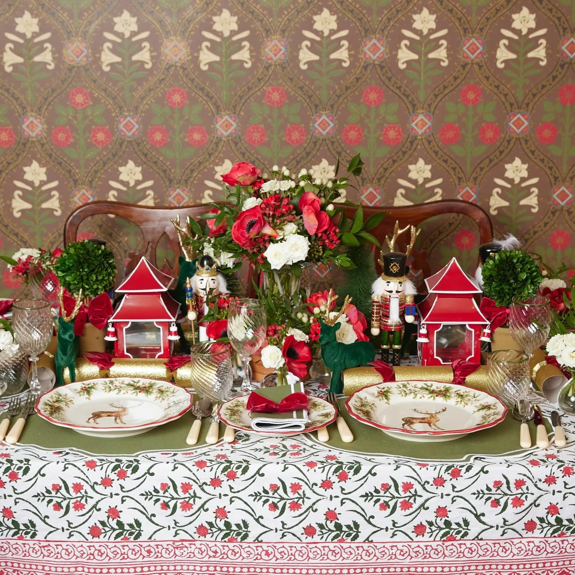 Online Mrs. Alice Christmas Garland Tablecloth