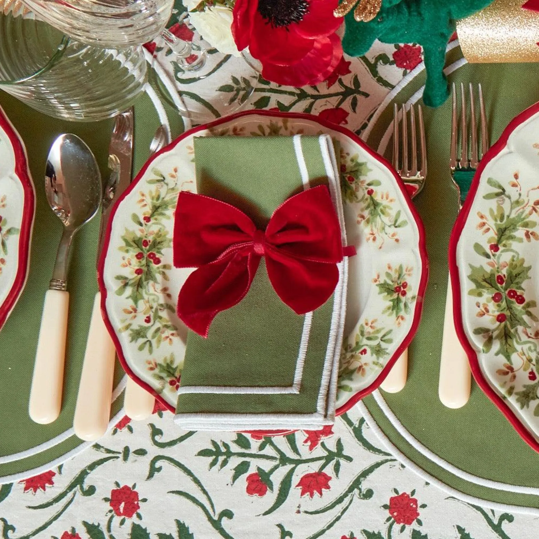Online Mrs. Alice Christmas Garland Tablecloth
