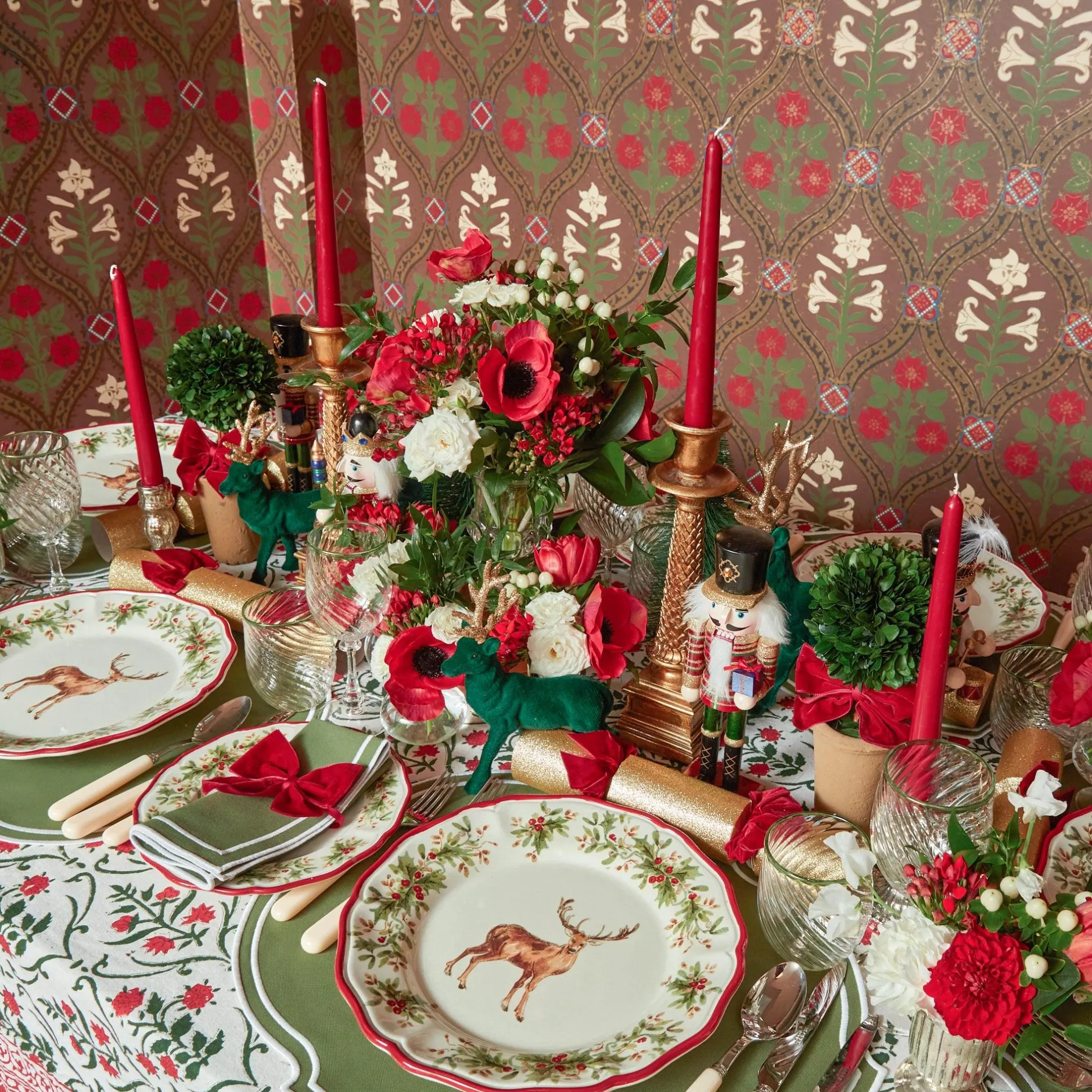 Online Mrs. Alice Christmas Garland Tablecloth