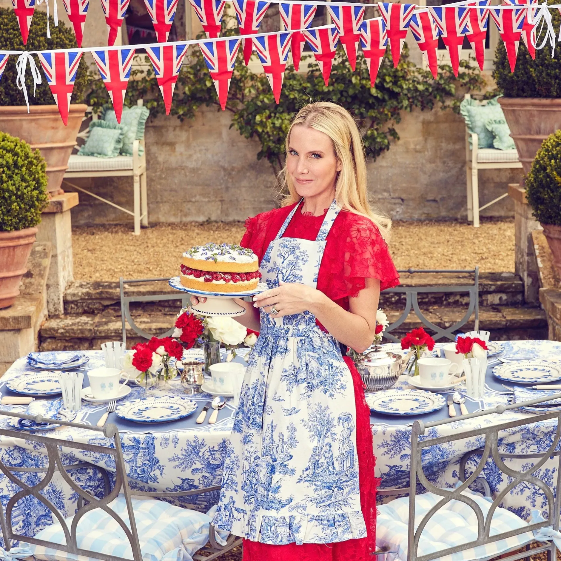 Hot Mrs. Alice Elizabeth Garland Cake Stand