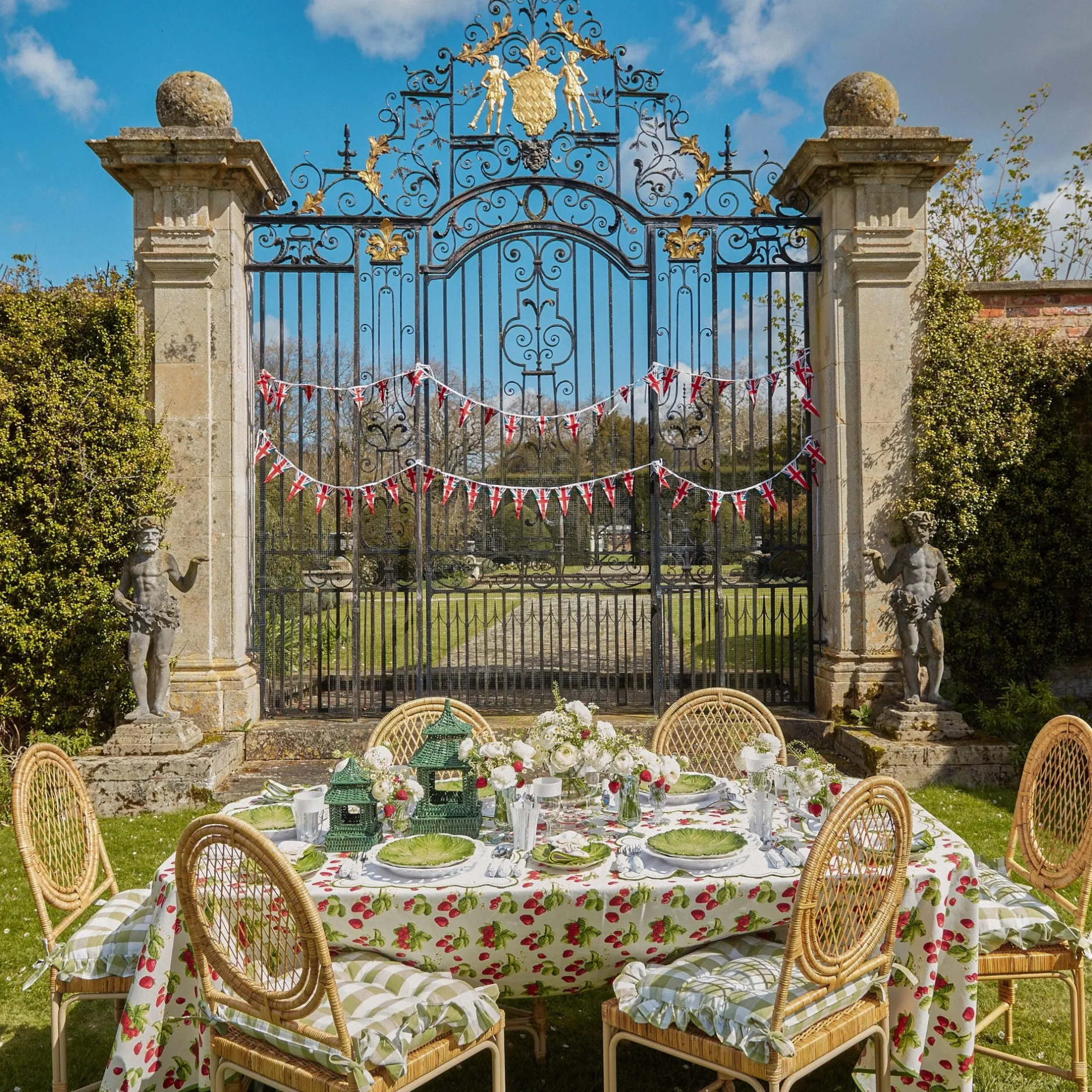 Best Mrs. Alice Elsa White & Green Napkins (Set Of 4)