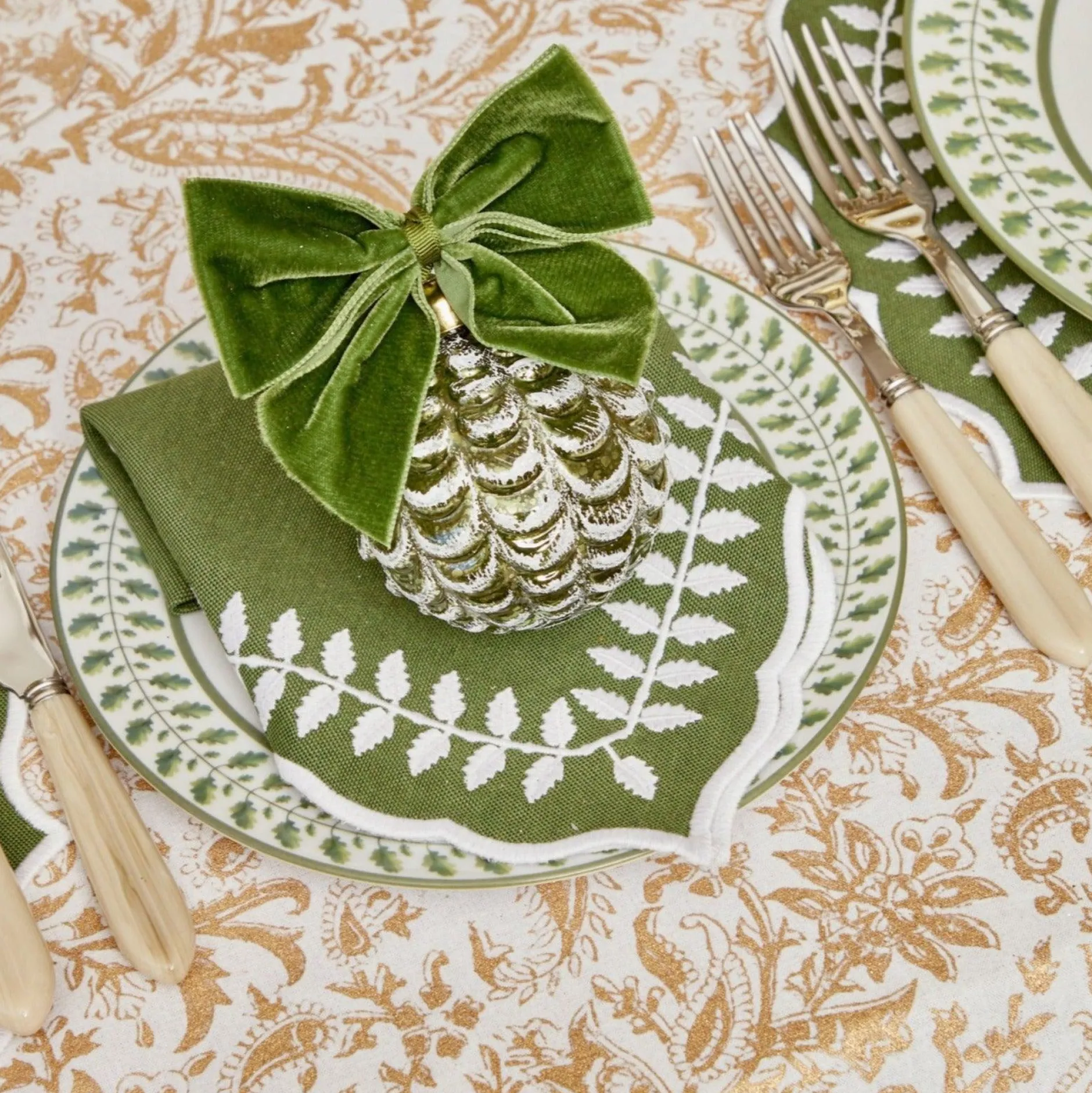 Discount Mrs. Alice Merry & Bright Tablecloth