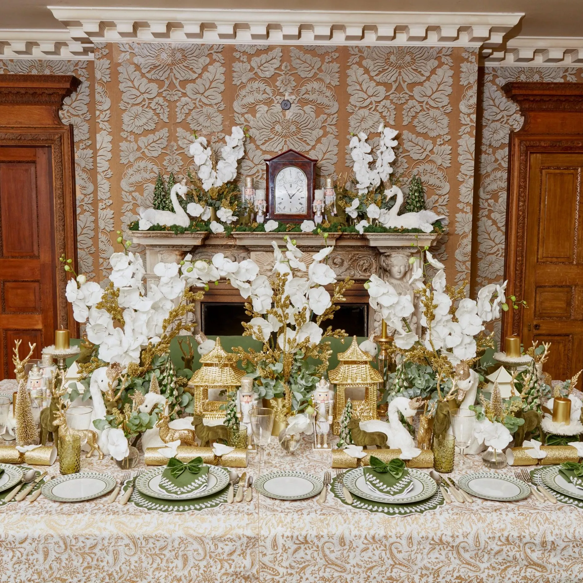 Discount Mrs. Alice Merry & Bright Tablecloth