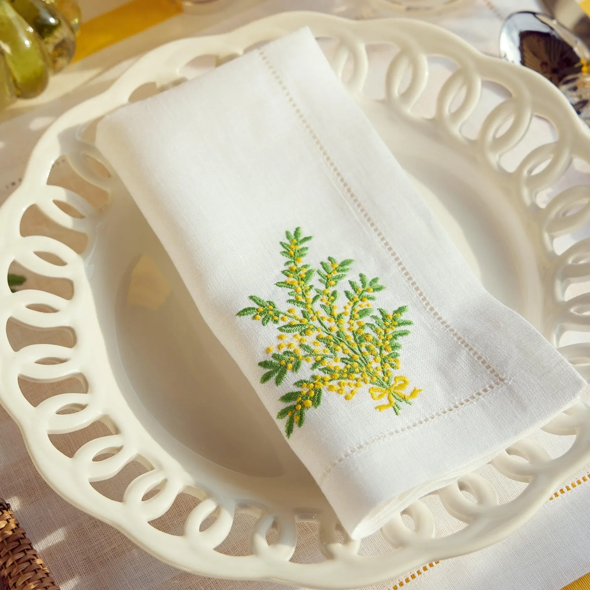 Clearance Mrs. Alice Mimosa White Linen Placemats & Napkins (Set Of 4)