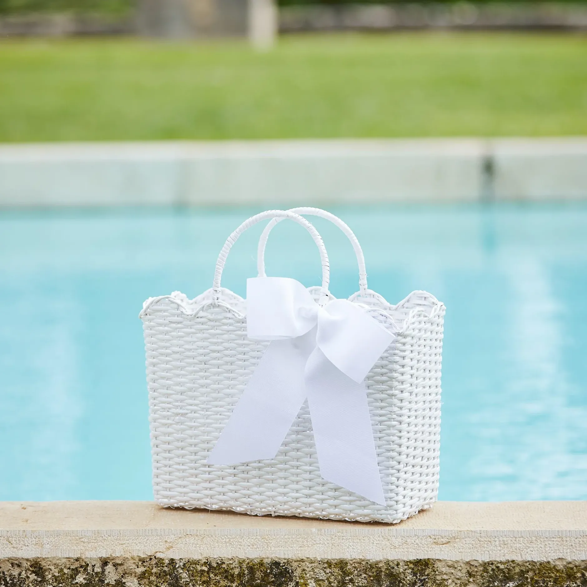 Outlet Mrs. Alice White Rattan Tote Bag (White Bow)