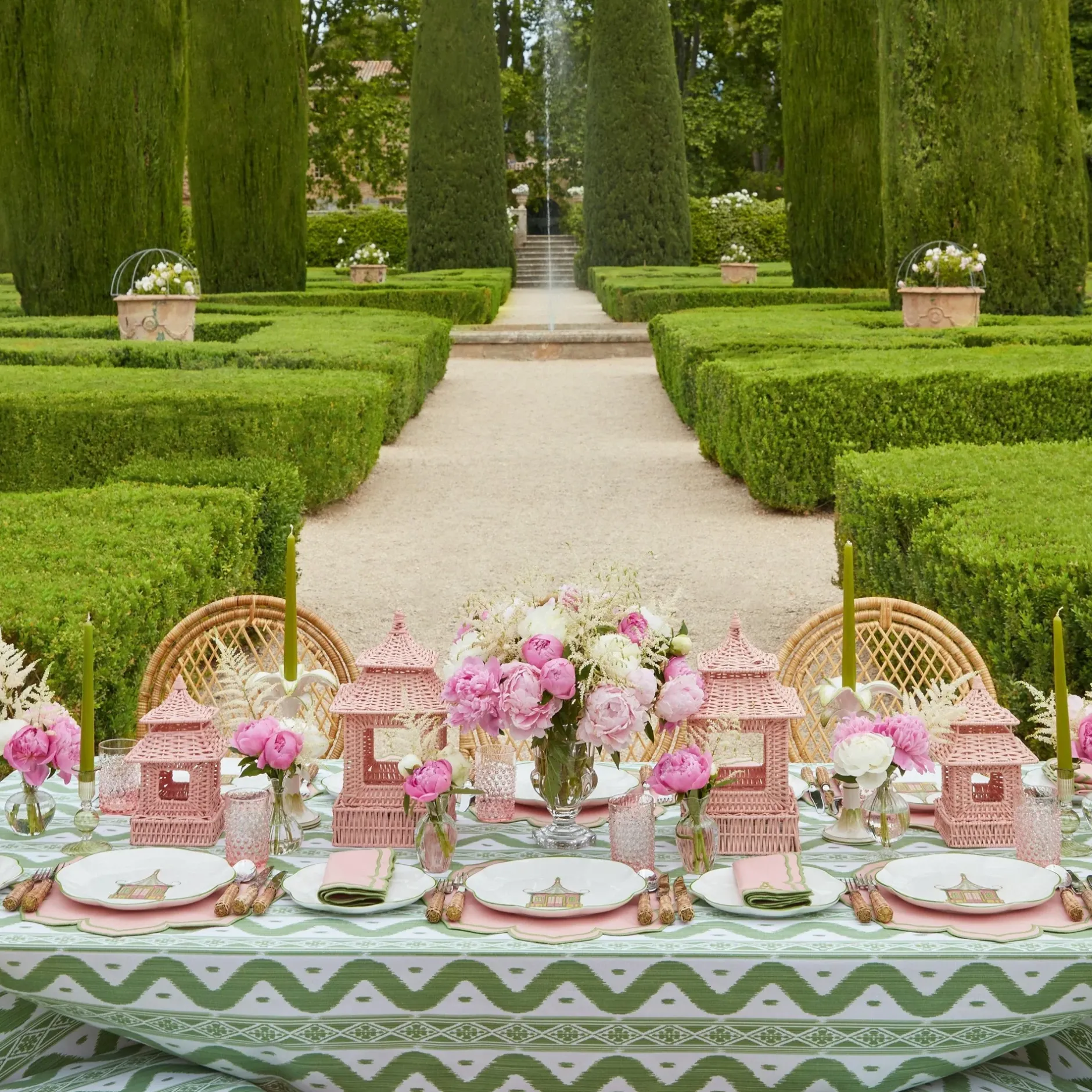 Outlet Mrs. Alice Pink & Green Pagoda Dinner Plate