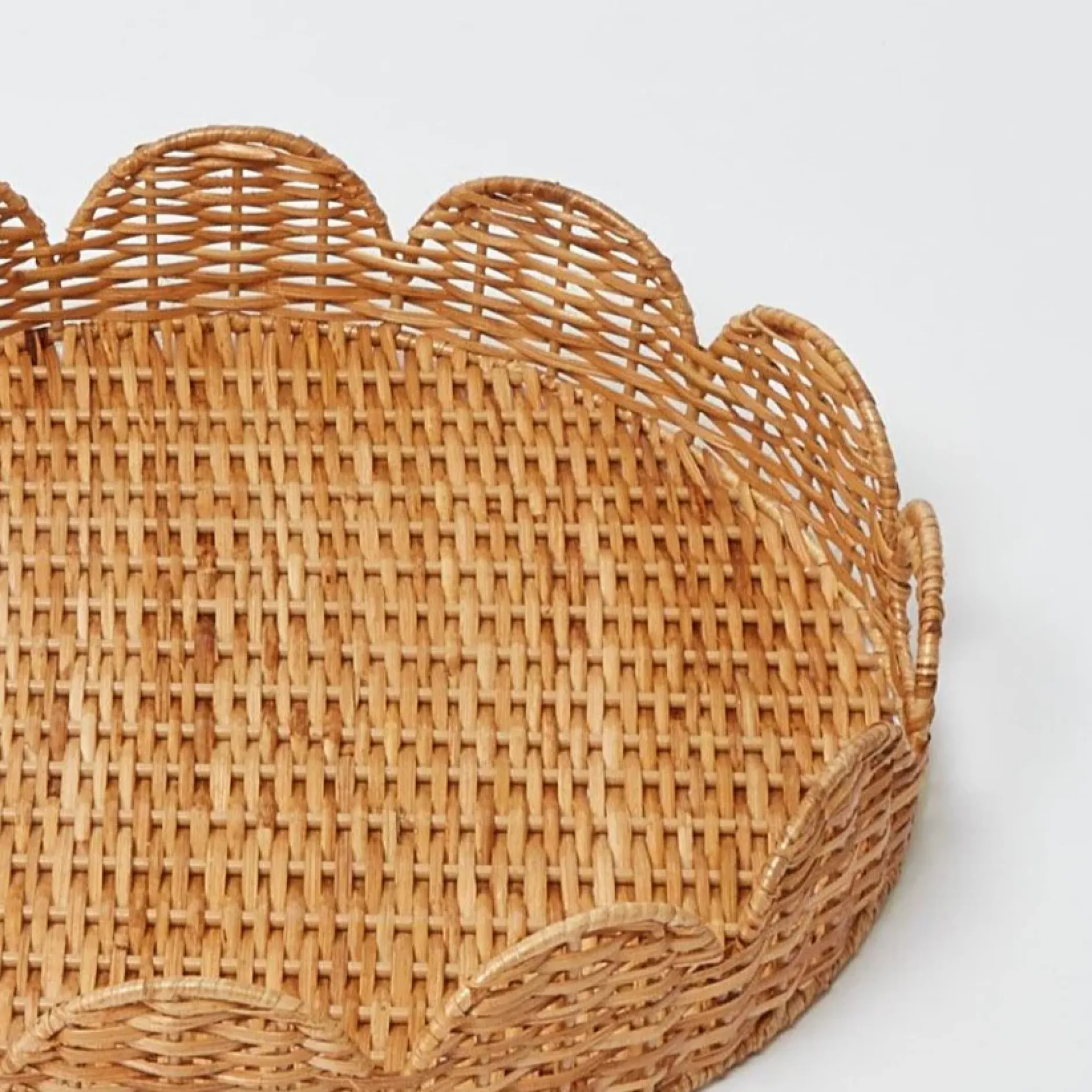 Best Mrs. Alice Round Rattan Scalloped Tray